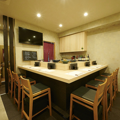 ゆったりとしたカウンターでお酒やお料理をお楽しみ下さい。