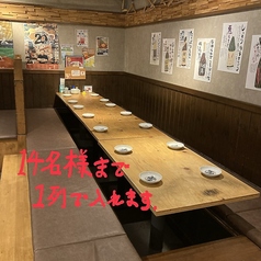 掘りごたつ席は、4名掛けテーブルが2つ、6名掛けテーブルが1つございます。14名様までの宴会は、横一列でご利用いただけます！ひろびろとした掘りごたつ席でゆったりと宴会をお楽しみください♪