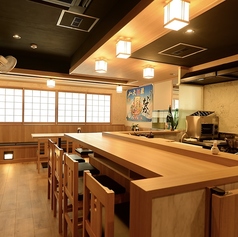 最大11名様の小規模なご宴会でも、お店まるごと貸切のご相談を承ります。大衆居酒屋のにぎやかさとは一線を画す、落ち着いた大人のためのプライベート空間。大将が腕を振るう本格鮨と旬の和食コースを、周りを気にせず仲間内だけで贅沢に堪能いただけます。