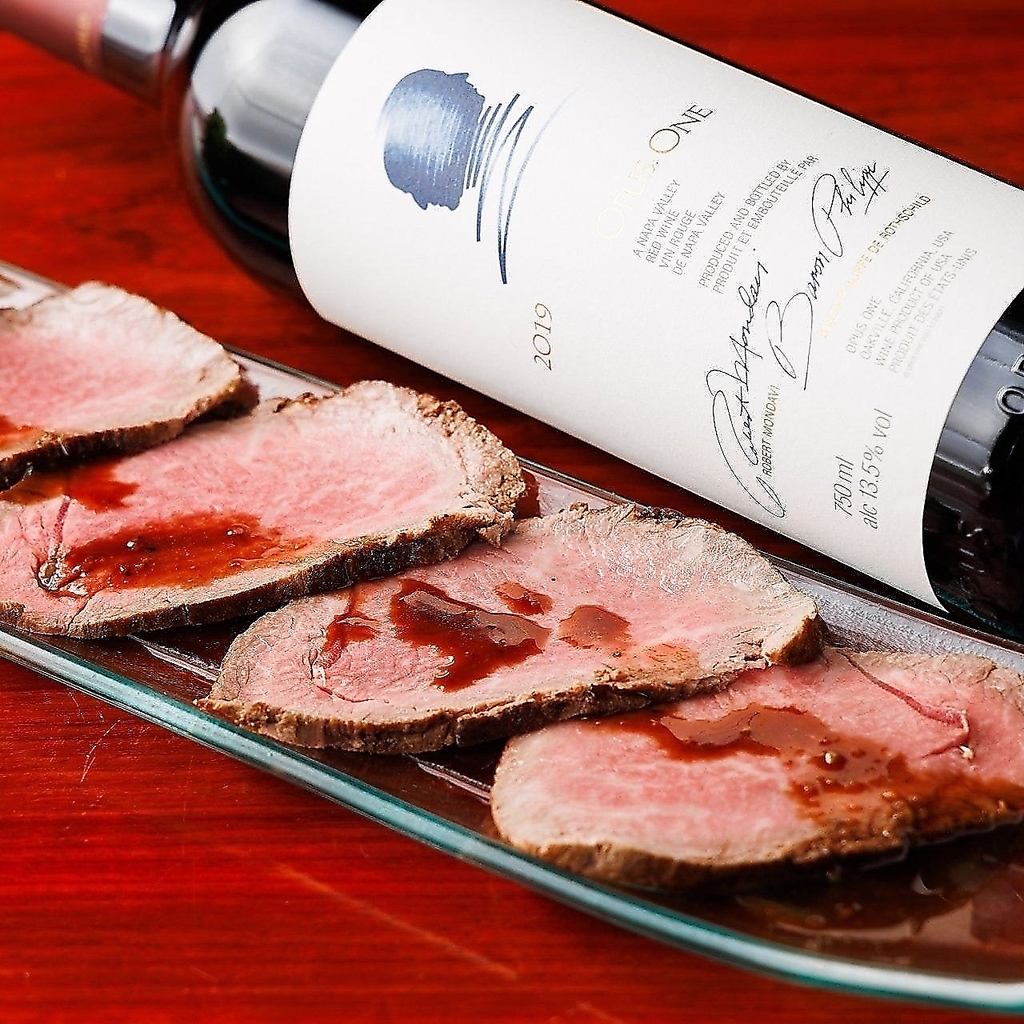 こだわりのお肉を使用した和牛ローストビーフは当店よりおすすめの逸品です。ワインとあわせてどうぞ