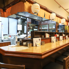 お一人様大歓迎です！落ち着いた雰囲気の中で新しい出会いやシェフとの会話を楽しむことができます。シェフが厳選したおすすめ料理をぜひお伺いください。特別な料理や旬の食材を使った一品を、心を込めてご提供します。一人静かに過ごしたいときも、シェフとの交流を楽しみたいときもご満足いただける時間をお約束します。