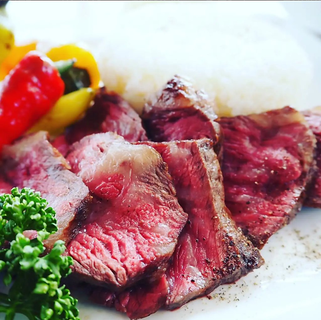 種類豊富にお肉をご用意しております！どんな部位があるか、詳細は店内メニューにてご確認ください。