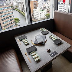 10階からの素晴らしい眺望を楽しめる、開放感あふれるテーブル席です。窓際の席では煌びやかな夜景を間近に感じられ、デートや記念日をロマンチックに彩ります♪また、広々としたボックスタイプのお席も完備しており、カジュアルな会食や仕事帰りの飲み会など、多彩なシーンで上質な焼肉をゆったりと満喫いただけます◎