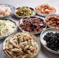 ご飯とスープは好きなだけ♪食べ放題の惣菜は8種類！