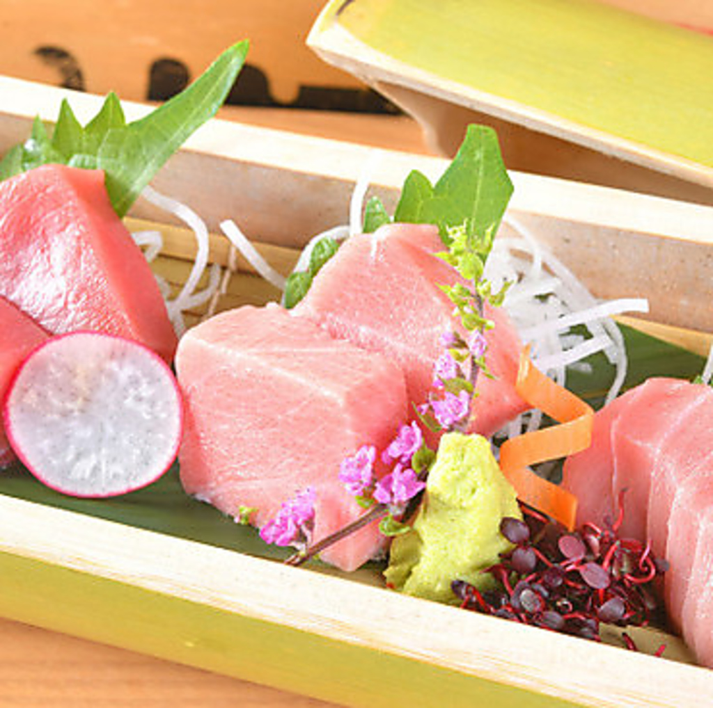 名物の「本まぐろトロ3種盛り」は濃厚な旨味が魅力です♪新鮮な海の幸を存分にお楽しみください！