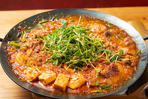 【東梅田駅徒歩約7分】自家製ブレンド味噌！食欲そそる旨辛ホルモン鍋◆朝4時まで◎