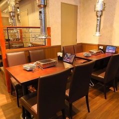 広々としたテーブル席は、ご家族やご友人との食事に最適です。開放的な空間で、ゆったりと会話やお食事をお楽しみいただけます。