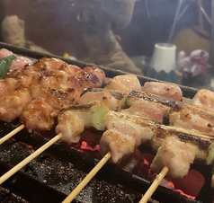 備長炭で焼くジューシーな焼き鳥