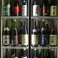 フロアに鎮座するこの冷蔵庫の日本酒がすべて飲み放題。【東日本】【西日本】に分かれ、常時40種類以上をご用意。貴方の「好き」がきっとみつかる。日本酒好きは勿論、興味はあるけどあまり飲んだこと無い方にもオススメです♪