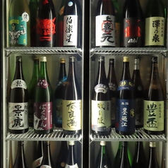フロアに鎮座するこの冷蔵庫の日本酒がすべて飲み放題。【東日本】【西日本】に分かれ、常時40種類以上をご用意。貴方の「好き」がきっとみつかる。日本酒好きは勿論、興味はあるけどあまり飲んだこと無い方にもオススメです♪