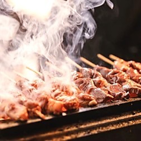 炭火で仕上げた焼き鳥を楽しめる居酒屋！落ち着いた雰囲気の中でおくつろぎください。