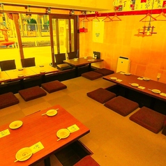 【あらゆる宴会に最適！『ゆったり座れる掘りごたつ座敷』】横長な店内を活かし、こちらもプライベート空間に仕上げました！17名様から貸し切り可能で、最大24名様までお座り頂けます。会社宴会、プライベートあらゆるシーンに最適な程良く広い贅沢空間です。