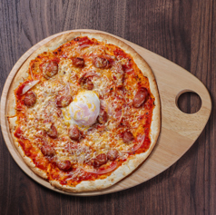 チョリソーと温玉のスパイシーpizza
