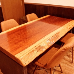 大きな一枚板の天板が印象的なテーブル席です。エキストラテーブルにて6名様まで座れます。