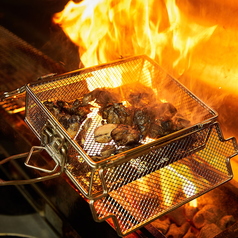じとっこの旨味と炭の香り♪「宮崎地鶏もも/せせり炭火焼き」も食べ放題で楽しめる！の写真