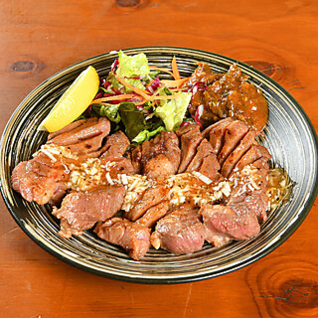 海鮮料理だけでなく、鉄板料理や揚げ物、焼き物など、お酒との相性抜群のメニューが多数ございます！