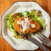 カウンター席でゆっくり自慢の料理を楽しめます