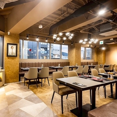 ゆったりとしたソファ席で、心ゆくまで満喫。 壁面の柔らかなテクスチャと間接照明が、居心地の良いプライベートな空間を演出します。広々としたベンチシートは、グループでの会食にも最適。美味しいシュラスコと楽しい会話で、思い出に残るひとときをお過ごしください。