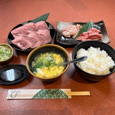ランチは手軽に焼肉3種盛りセット1,100円がおすすめ