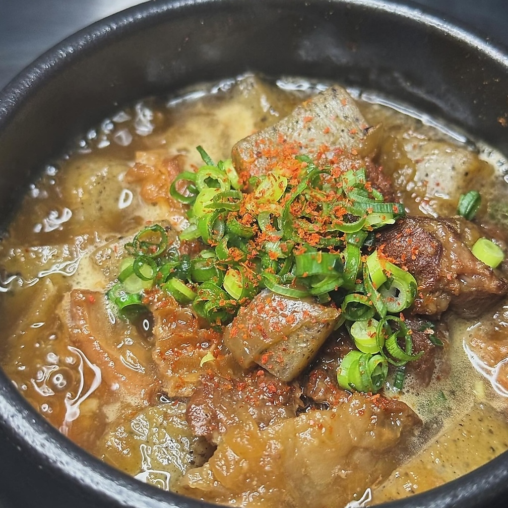 牛のホルモンをふんだんに使用した特製の煮込み「ミックスホルモン煮込み」です♪