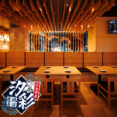 温かみのある照明が柔らかく照らす落ち着いた空間。木目を活かしたインテリアと天井の立体的な装飾が目を引き、和の趣を感じさせます。小皿が整然と並び、丁寧なおもてなしの準備が整った席は、接待やデートなどにも最適な雰囲気。静かに食事を楽しめる居心地の良さが魅力です。