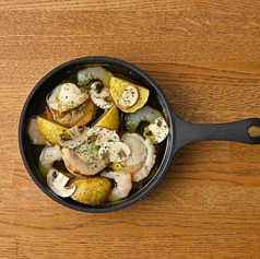 Seafood　ajillo(魚介のガーリックオイル煮)