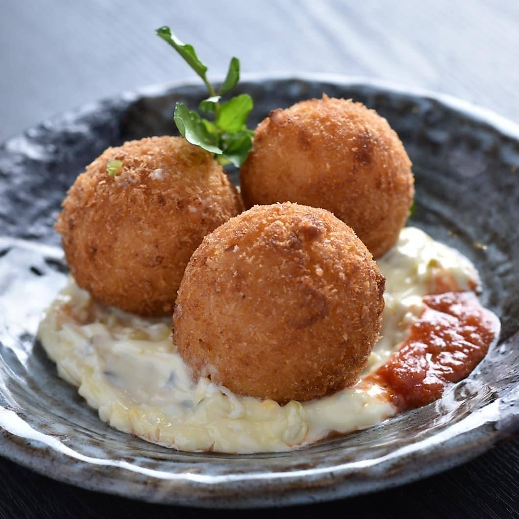 カニクリームコロッケ。かにのほぐし身をホワイトソースに練りこみ、１つずつ仕上げてます