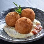 カニクリームコロッケ。かにのほぐし身をホワイトソースに練りこみ、１つずつ仕上げてます