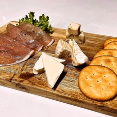 生ハムとチーズ盛り合わせ