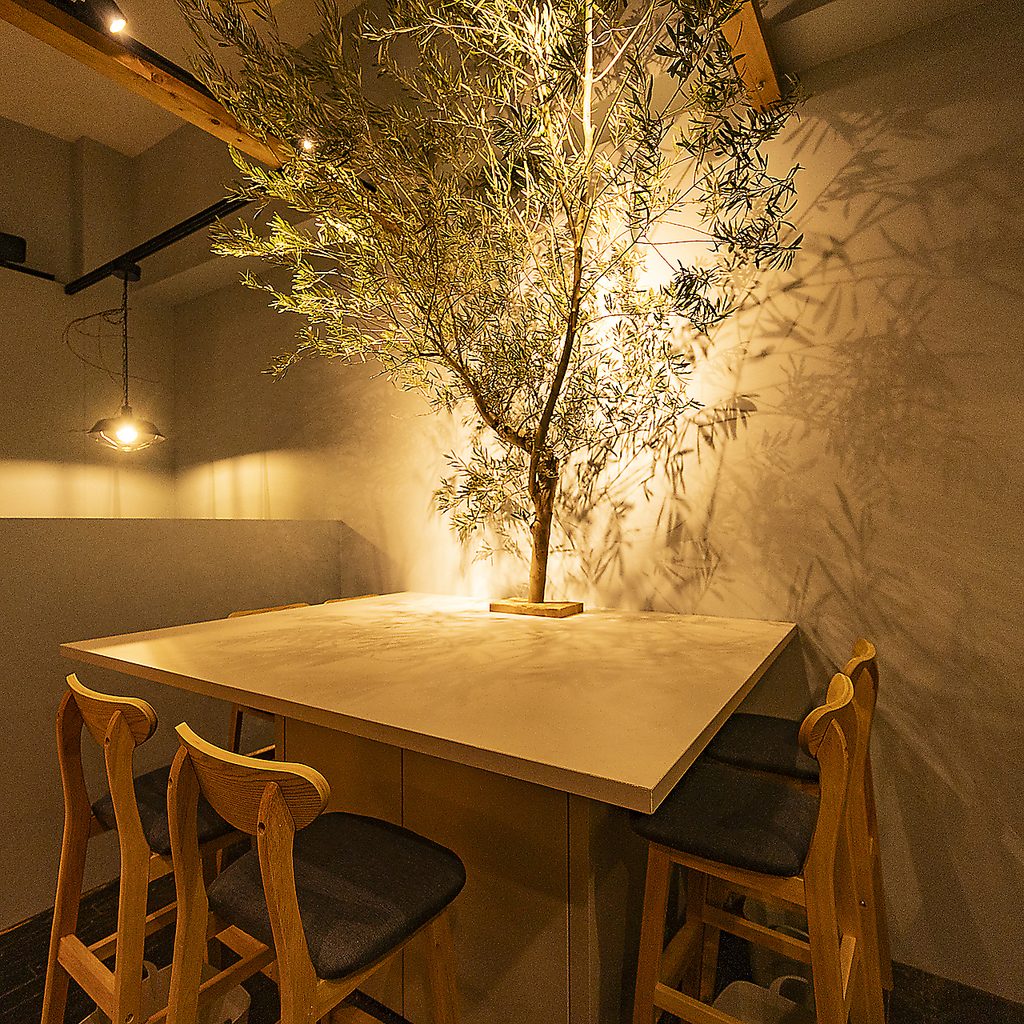 【大切な人とのデートに♪】横並びのオシャレなハイテーブル！雰囲気抜群でデートにピッタリ☆