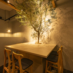 【大切な人とのデートに♪】横並びのオシャレなハイテーブル！雰囲気抜群でデートにピッタリ☆