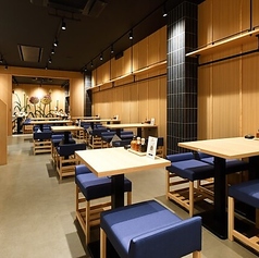 明るく開放的な空間はご家族とのお食事や友人との飲み会にぴったり♪木の温もりが心地よく、会話が弾むこと間違いなし！