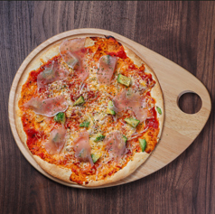 生ハムとアボカドのpizza