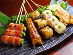 こだわりの備長炭、炭火で焼いた串は美味しさが違う。色々な種類の串があるので色んな味を楽しめる。