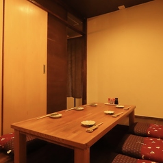 グループでのご宴会やちょっとしたお集まりに便利な、ゆったりと座れる広めのテーブル席です。皆様の顔を見渡しながら和気あいあいと過ごせる配置となっており、賑やかなひとときを演出します。大満足のお料理や多彩なドリンクを囲んで、思い出に残る楽しい時間をお過ごしいただけます。ご予約はお早めがおすすめです。