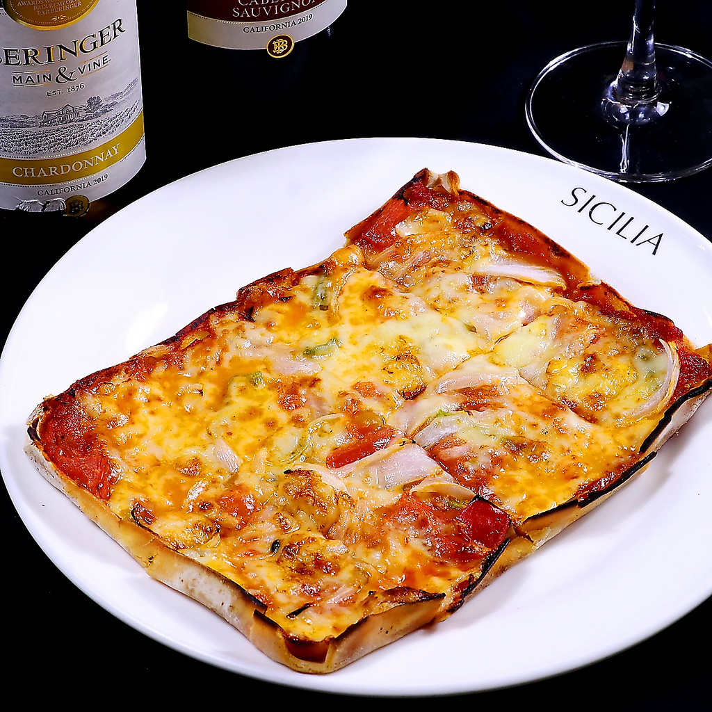シシリアピザは四角い形が主流で店主おすすめの逸品です。薄く香ばしい生地がワインにもよく合います
