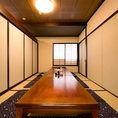 座敷席は二部屋ご用意。襖を開けることで団体様のご利用も可能です。