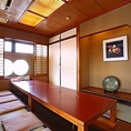 掘りごたつのお席をご用意しております。趣のある個室で、職人の技が光る逸品を、ゆったりと楽しむ贅沢なひとときをお過ごしいただけます。格式ある佇まいが、記念日やおもてなしの席をより格別なものへと導きます。