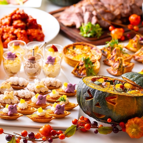 オープンキッチンの店内で、旬食材で彩った様々なお料理をブッフェで楽しめる！