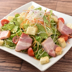厚切りベーコンのシーザーサラダ