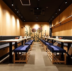 広々としたテーブルでゆったりとおくつろぎいただけます！居心地抜群の店内で当店自慢の餃子や一品料理をご堪能下さい♪