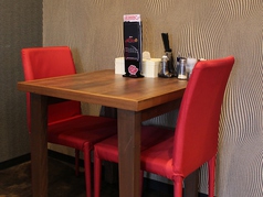 赤と白の椅子がアクセントの店内！テーブルは4名席×2卓、2名席×1卓あり。