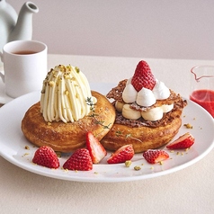 朝摘み完熟紅ほっぺいちごの2種パンケーキ いちごソース 生バターミルフィーユとレアチーズモンブラン