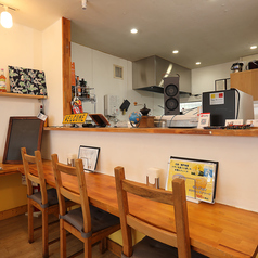 お仕事帰りのサク飲みも、当店にお任せください！カウンター席でアフリカの風を感じながらいただくクラフトビールは、至福の味わいです♪