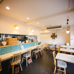 店内を丸ごと貸し切ってのプライベートな集まりにも対応可能です。周囲を気にすることなく、アットホームな雰囲気の中で特別なお食事会をお楽しみいただけます。詳細はお問い合わせを。