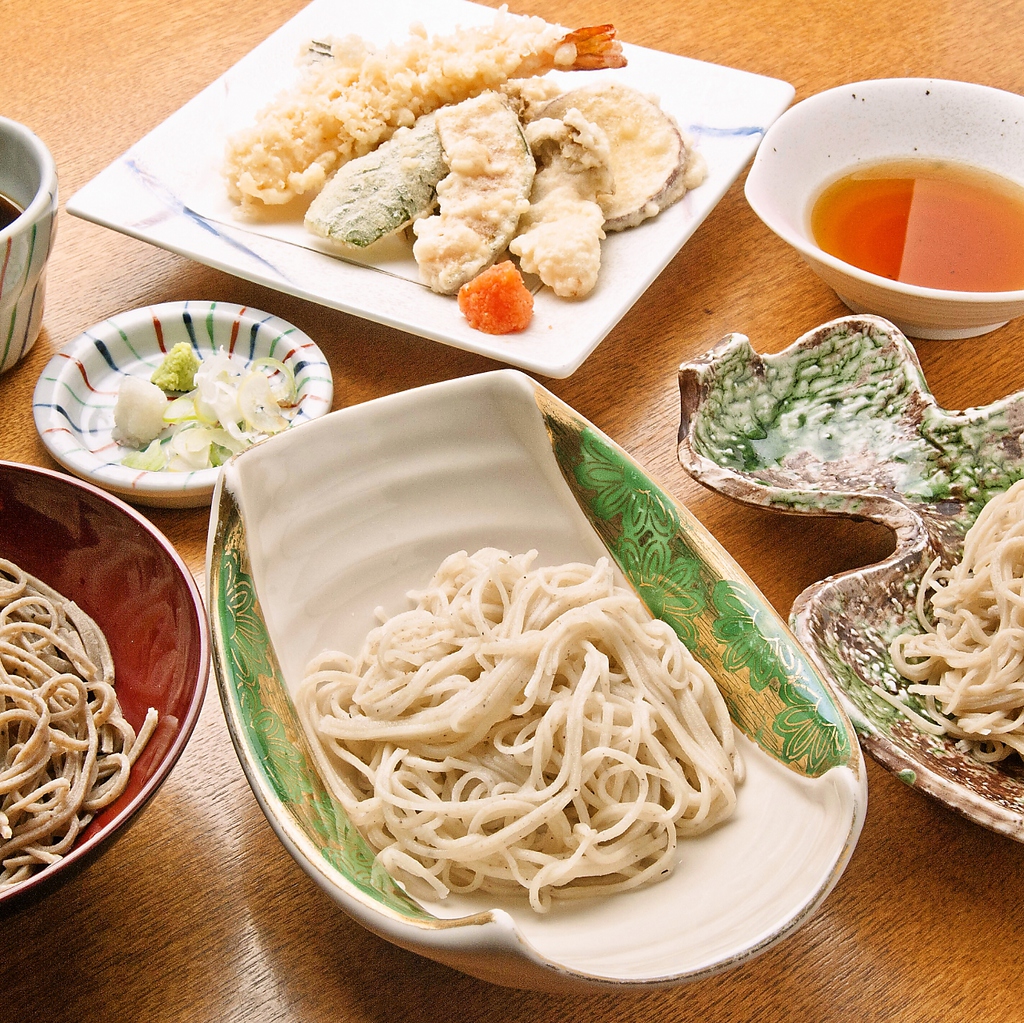 人気の天ざる三昧☆自慢の石臼挽き3種の手打ち蕎麦をご賞味いただけます。