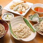 人気の天ざる三昧☆自慢の石臼挽き3種の手打ち蕎麦をご賞味いただけます。