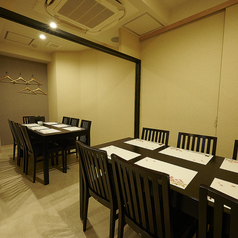 個室の間仕切りを外して13名までの大個室に出来ます。ご連絡下さい。