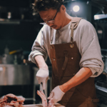 飲食店と猟銃の修行を重ねた店主が、蝦夷鹿肉の有効利用を目指して開業★