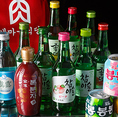 チャミスルやジョウンデーは、韓国料理の味わいに合わせて選びやすいようそろえています。冷えたボトルを小さなグラスへ注ぎ、サムギョプサルの脂や甘辛いチーズ料理の余韻をすっきり整える一杯に。銘柄を替えながら飲み比べれば、乾杯のたびに会話が生まれ、食事の楽しみ方も広がります。